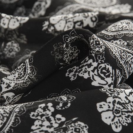 Žoržet paisley květinový vzor černý