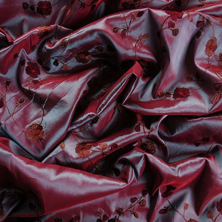 Vyšívaný taft drobné pnoucí se květy šanžán vínový