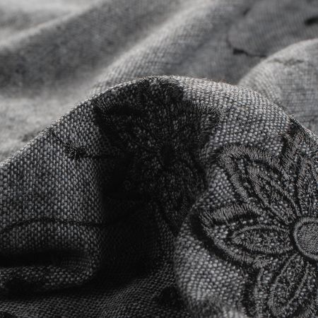 Tvídová látka s výšivkou šedočerná