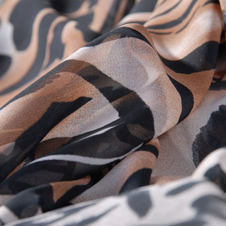 Látka jemný šifon zvířecí motiv hnědočerný