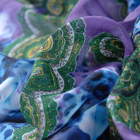 Šifon plisé modrý paisley motiv