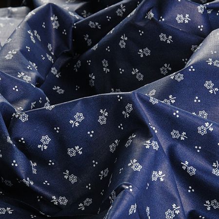 Bavlněná látka modrotisk vzor kytiček a puntiků