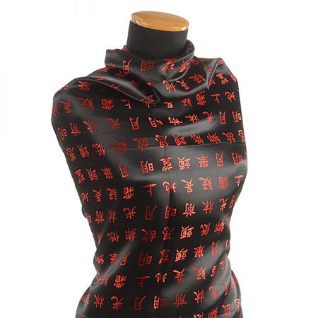 Látka brokát s orientálními znaky