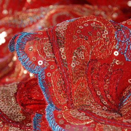 Bordurová krajka červená