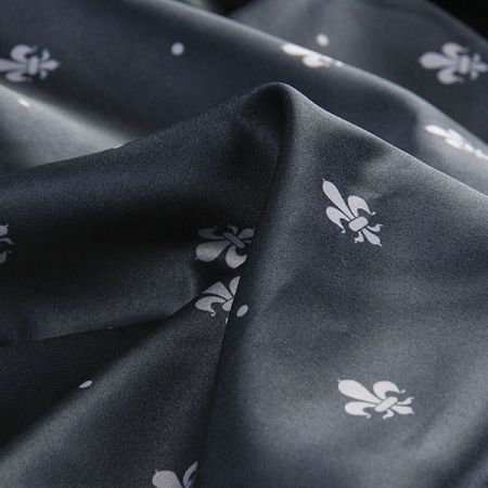 Satén tisk Art Fabrics antracit šedá lilie