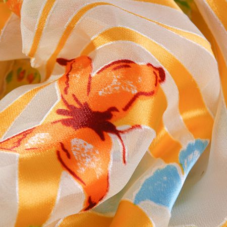 Hedvábný šifon motýlci žlutý podklad