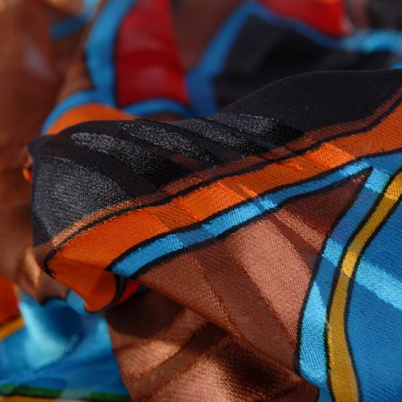 Hedvábný šifon abstraktní motiv hnědorezavý