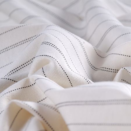 Úplet s drobným proužkem smetanová/černá