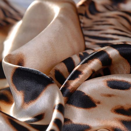 Satén digitální tisk zvířecí motiv hnědý