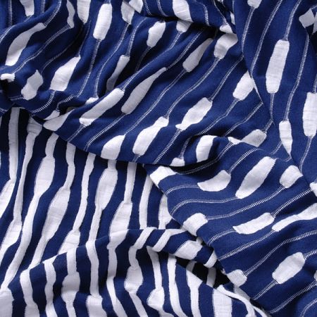 Efektní úplet plastický vzor modorbílý