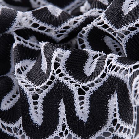 Efektní úplet geometrický vzor černobílý