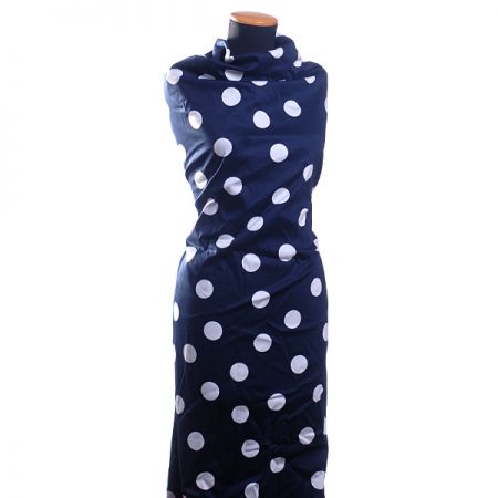 Pružná bavlnená látky vzor bodkami biela / tm.modrá