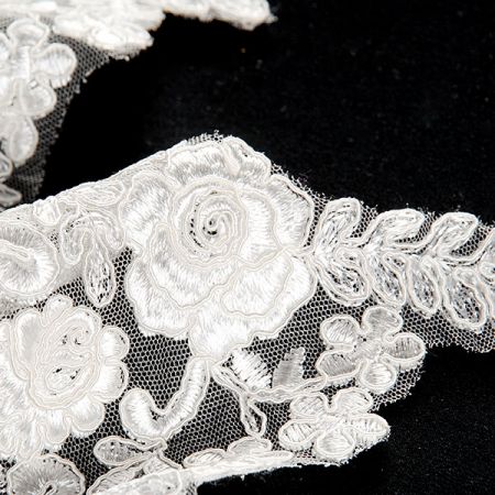 Krajka lem růže lomená bílá