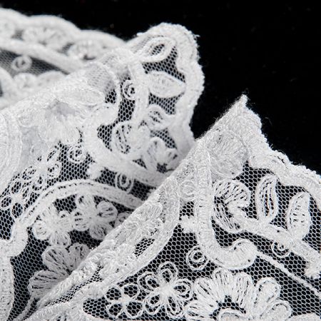 Krajka lem květinový motiv bílá