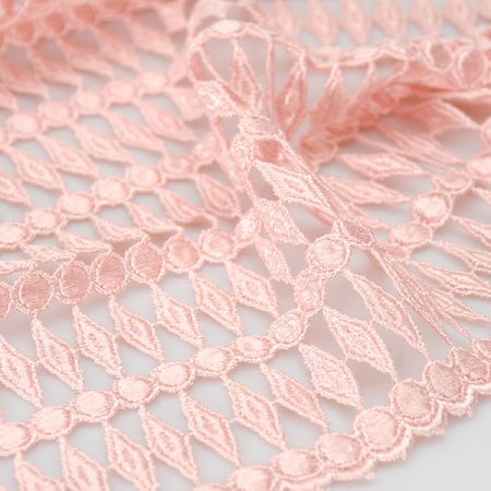 Krajka ve francouzském stylu růžová geometrický vzor