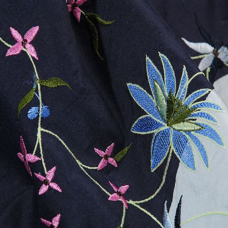 Vyšívaný šantung květy podklad modré pruhy II.jakost