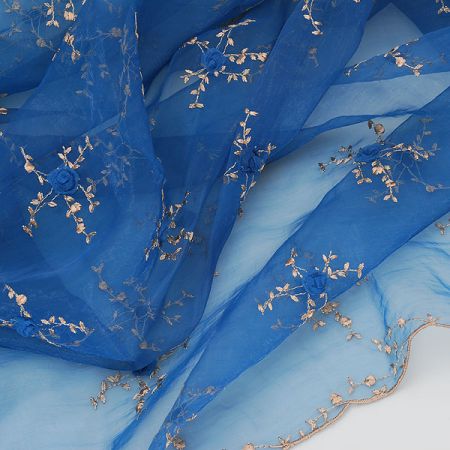 Vyšívaná organza sa stužkovými kvetmi modrá