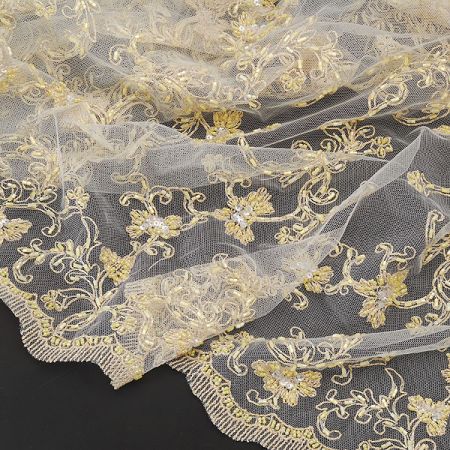 Zlatobéžová krajka na tylu vyšitá korálkami