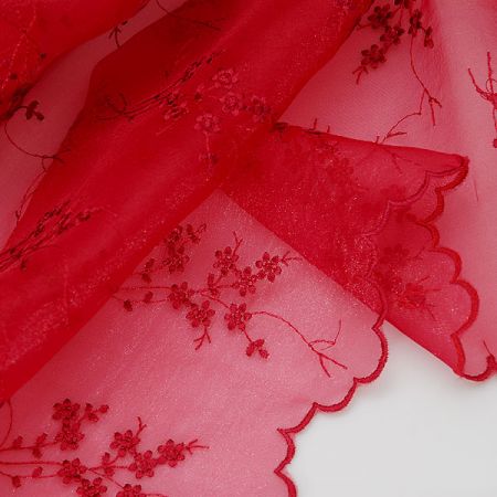 Vyšívaná organza vínová květy