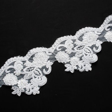 Krajka lem květinový motiv korálky/flitry bílá