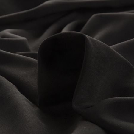 Viskozová košilová látka černé barvy