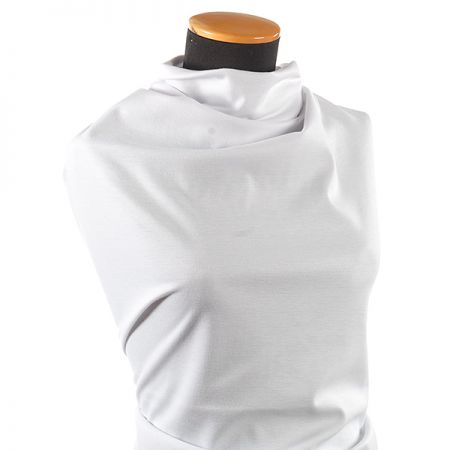 Středně silný úplet matný povrch bílý