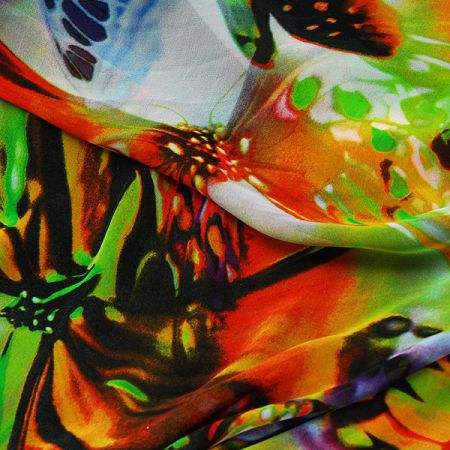 Šifon vzor pestrých motýlů fialový podklad