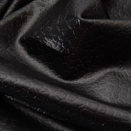 Imitace hadí kůže v černé barvě