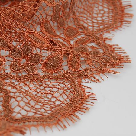 Efektní krajka s výšivkou měděné barvy