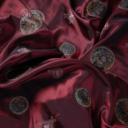 Vyšívaný taft v marockém stylu vínový