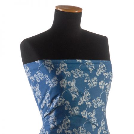 Riflovina imitace košilová látka vzor růží sv. modrá