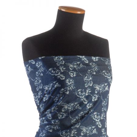 Riflovina imitace košilová látka vzor růží tm. modrá