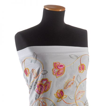 Viskozová letní látka s výšivkou bílá