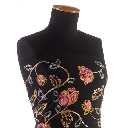 Viskozová letní látka s výšivkou černá