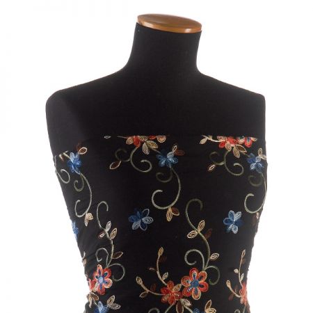 Viskozová letní látka s výšivkou květin černá