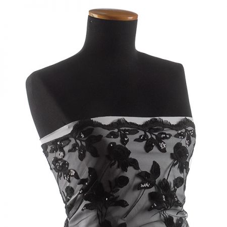 Krajka výšivka na tylu s flitry vzor květin černá II.jakost