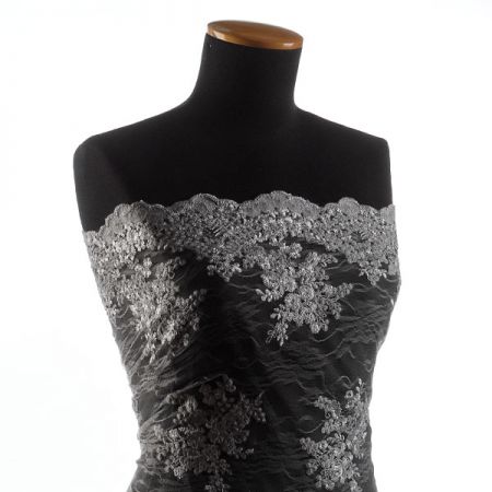 Krajka na vzorovém tylu květy tmavší šedá