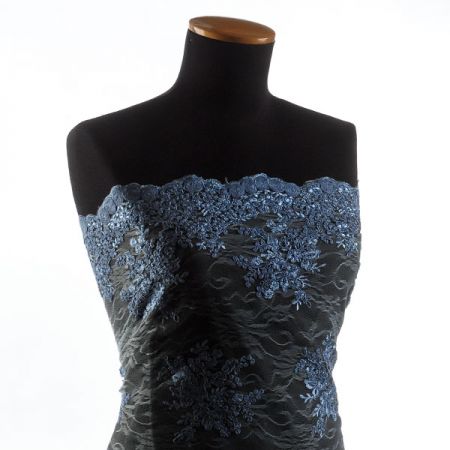 Krajka na vzorovém tylu květy blankytně modrá