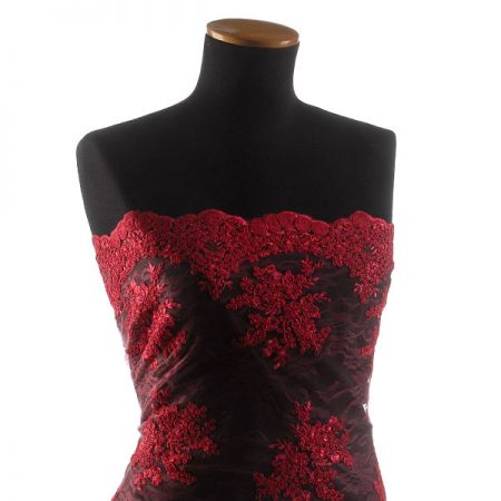 Krajka na vzorovém tylu květy malinově červená