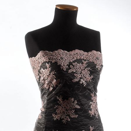 Krajka na vzorovém tylu květy pastel růžová