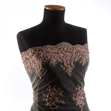 Krajka výšivka na tylu s korálky rokajlem tělová/stříbrná