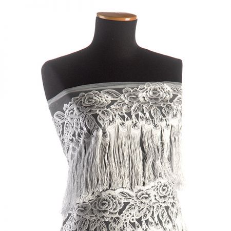 Krajka výšivka na tylu s třásněmi bílá