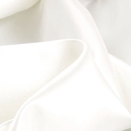 Krepsatén pružný lomená bílá