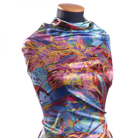 Atlasová látkla motiv listů/hadí kůže červená