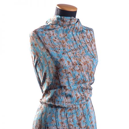 Hedvábný atlas květinový motiv/krajka modrá