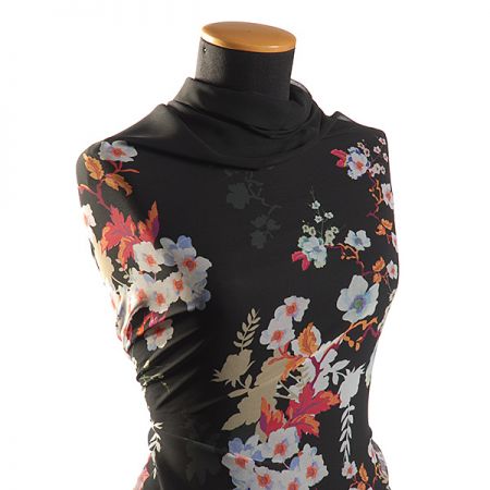 Žoržet variace kimono style pnoucích květů/černá