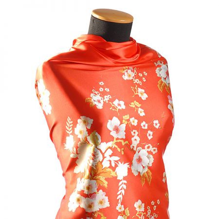 Atlas variace kimono style pnoucí květy/červená