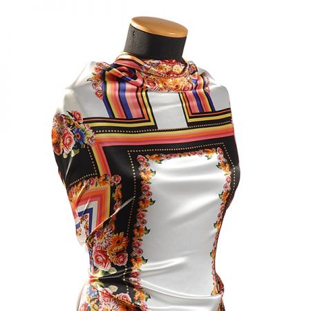 Atlas šátkový motiv bílý velký