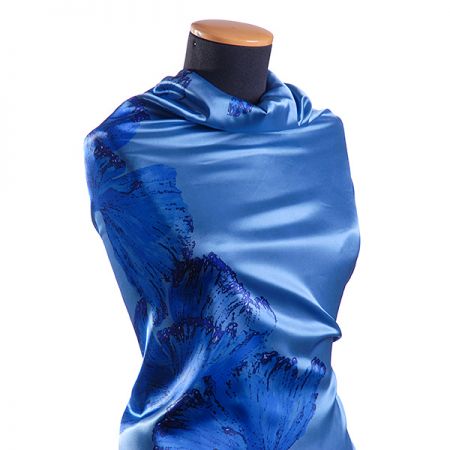 Atlas motiv velkých květů modrá