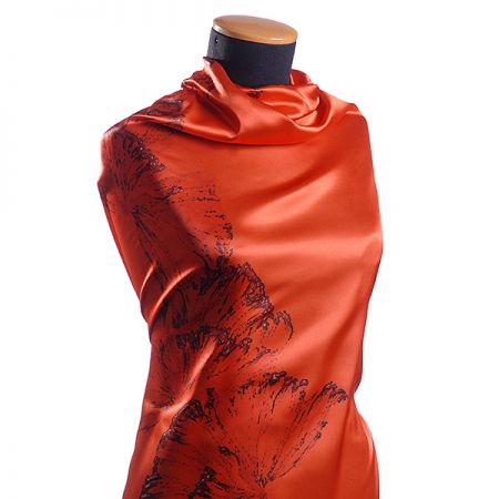 Atlas motiv velkých květů červená